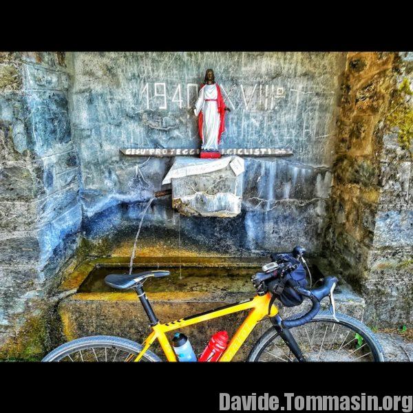 Fontana ciclisti Comeglians Tualis bicicletta Carnia